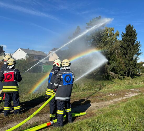 Angriffstrupp und Wassertrupp beim löschen eines fiktiven Feuers