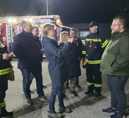 Die Bürgermeisterin probiert die Wärmebildkamera aus