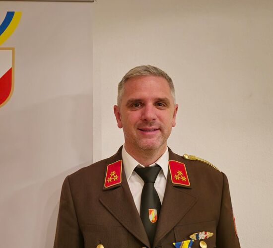 Portraitfoto von Christian Pawaronschütz in brauner Feuerwehruniform