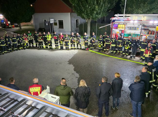 Alle anwesenden stehen während der Nachbesprechung im Kreis zwischen 2 Fahrzeugen