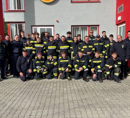 Gruppenfoto aller Teilnehmenden und Ausbilder vor dem FF Haus Böheimkirchen