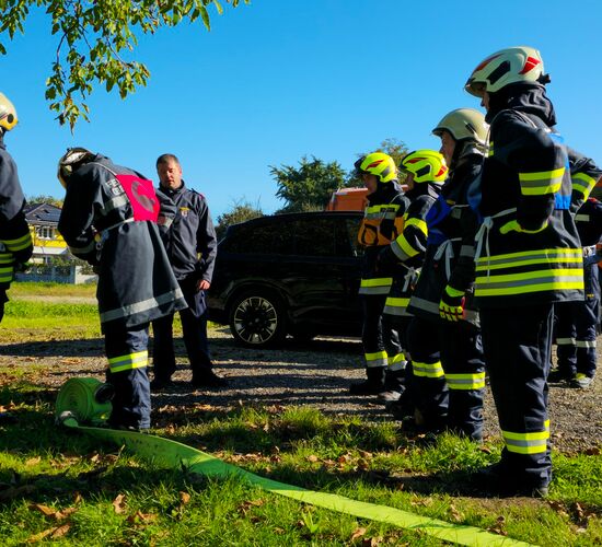 Der Angriffstrupp verlegt den ersten Teil der Löschleitung