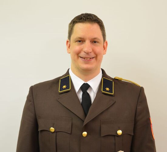 Portraitfoto in brauner Uniform