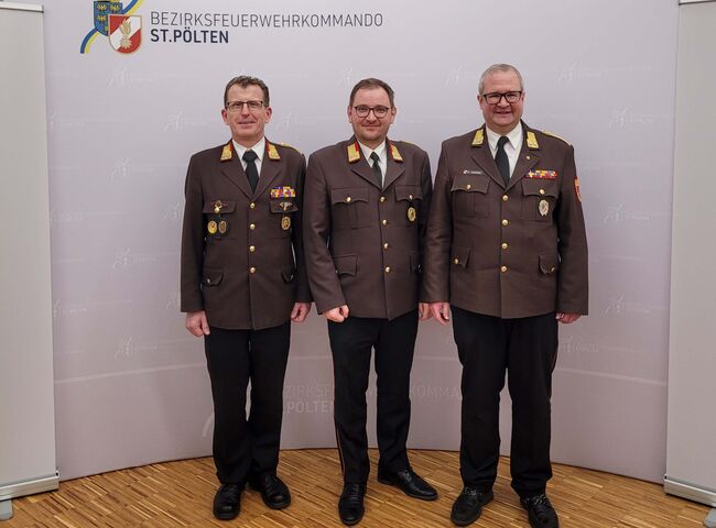 Gruppenfoto des neuen Bezirkskommandos