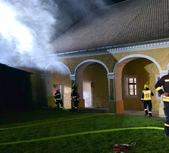 Rauch dringt aus dem Übungsgebäude
