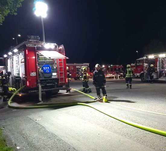 Mehrere Feuerwehrautos und Mannschaften auf dem Wendeplatz vor der Kläranlage