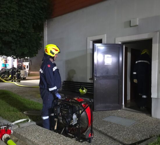 Der Druckluftbelüfter vor dem Eingang des Gebäudes bläst den Rauch heraus