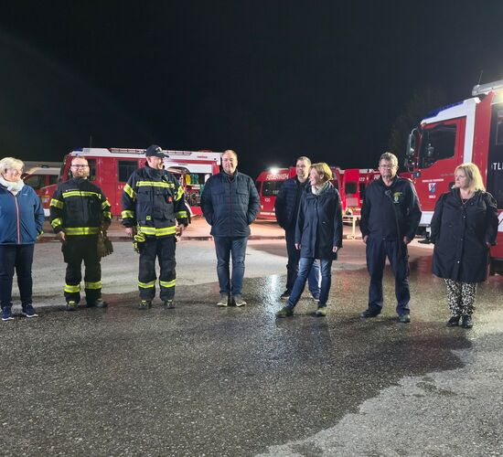 Die Gemeindevertreter und die Führungsspitze der Feuerwehren während der Nachbesprechung